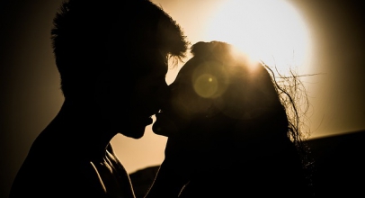 キスをするときに左右どちらに首を傾けるか…という論文